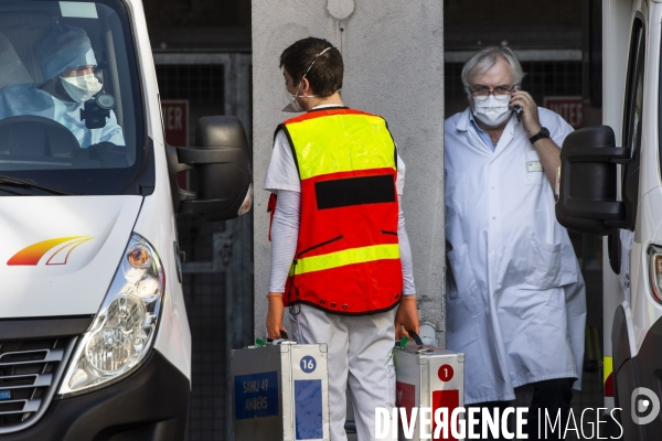 Arrivée des malades du Covid-19 par TGV sanitaire à Angers.