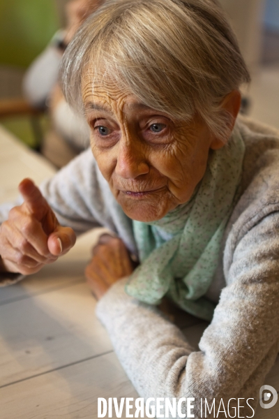 Quotidien, activités et vie sociale à la maison de retraitre Jeanne Calment à Arles.