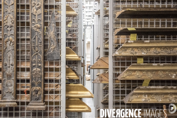 Dans les réserves de cadres du musée du Louvre