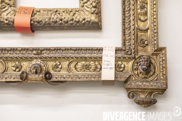 Dans les réserves de cadres du musée du Louvre