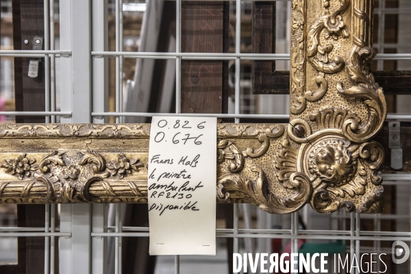 Dans les réserves de cadres du musée du Louvre