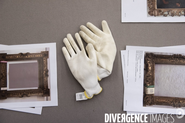 Dans les réserves de cadres du musée du Louvre
