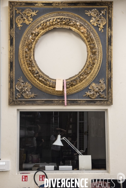 Dans les réserves de cadres du musée du Louvre