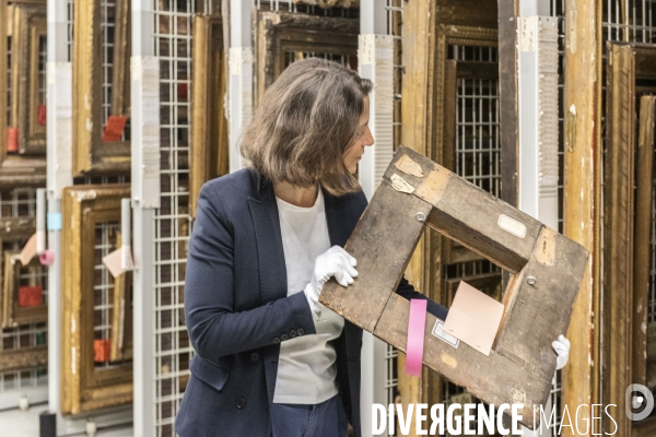 Dans les réserves de cadres du musée du Louvre