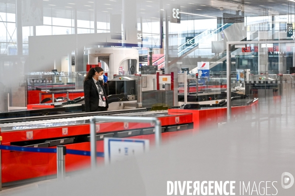 Aéroport d Orly. Confinement, 13ème jour. Epidémie du Coronavirus.