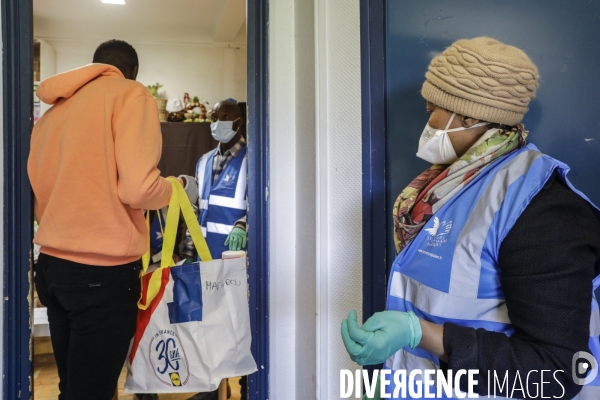 Coronavirus, distribution alimentaire du SECOURS POPULAIRE