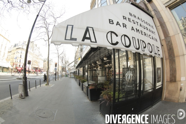 Cafes parisiens fermes,  chaises confinees