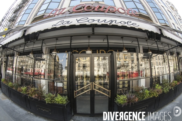 Cafes parisiens fermes,  chaises confinees