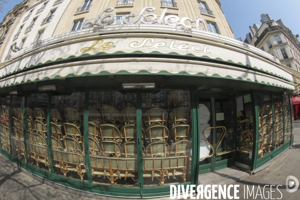 Cafes parisiens fermes,  chaises confinees