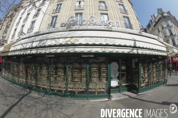 Cafes parisiens fermes,  chaises confinees