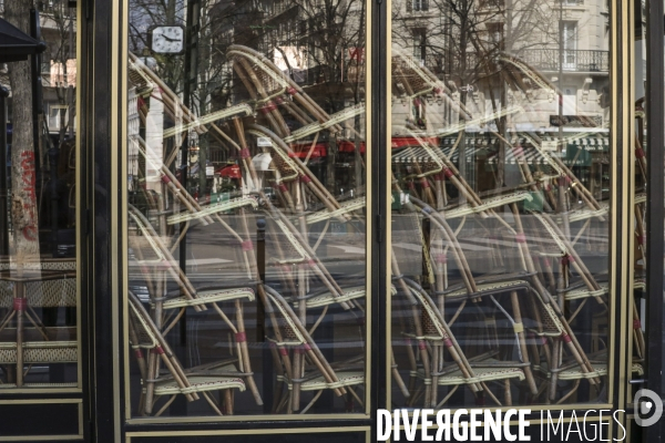 Cafes parisiens fermes,  chaises confinees