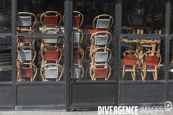 Cafes parisiens fermes,  chaises confinees