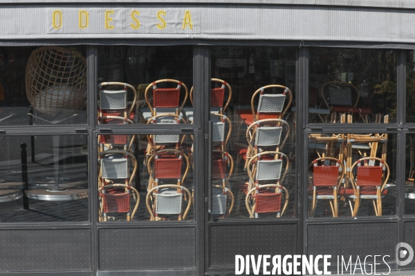 Cafes parisiens fermes,  chaises confinees