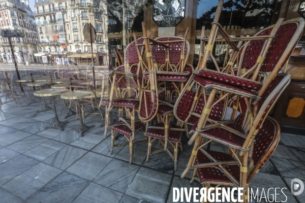 Cafes parisiens fermes,  chaises confinees