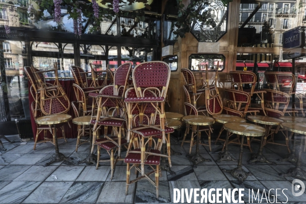 Cafes parisiens fermes,  chaises confinees