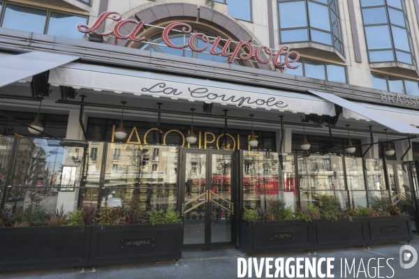 Cafes parisiens fermes,  chaises confinees