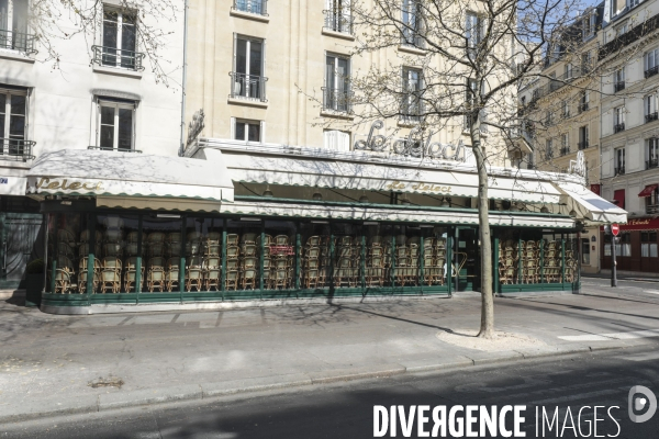 Cafes parisiens fermes,  chaises confinees