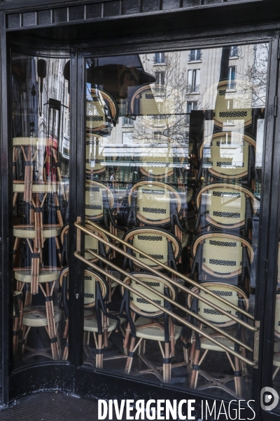 Cafes parisiens fermes,  chaises confinees