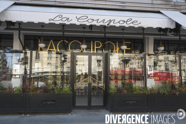 Cafes parisiens fermes,  chaises confinees