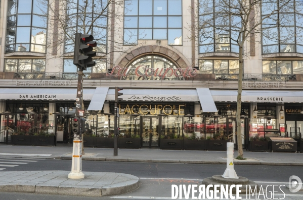 Cafes parisiens fermes,  chaises confinees