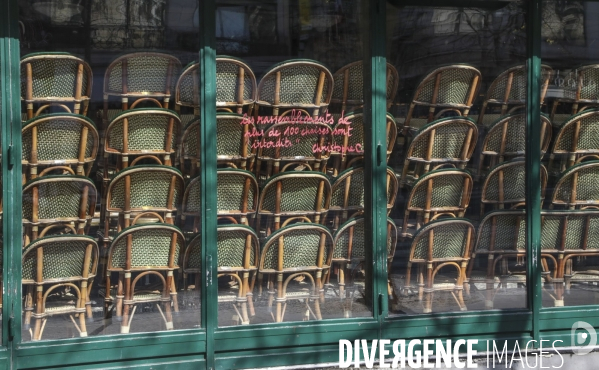 Cafes parisiens fermes,  chaises confinees