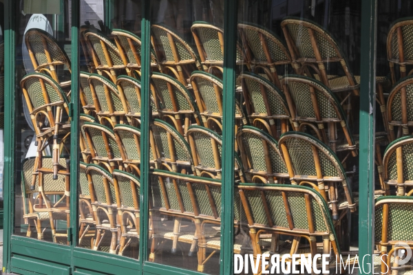 Cafes parisiens fermes,  chaises confinees