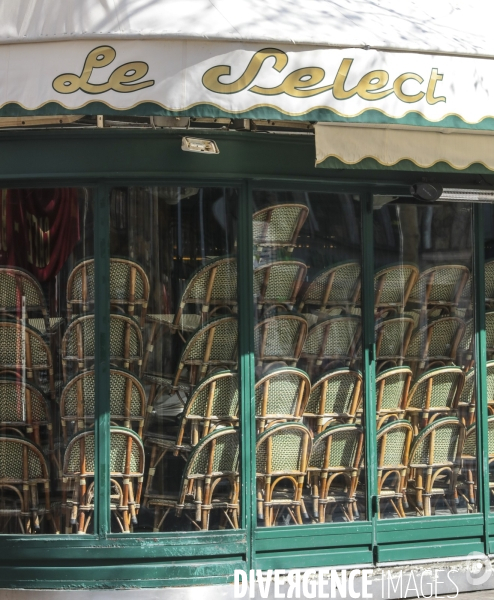 Cafes parisiens fermes,  chaises confinees