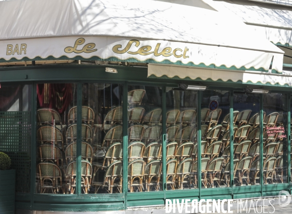 Cafes parisiens fermes,  chaises confinees