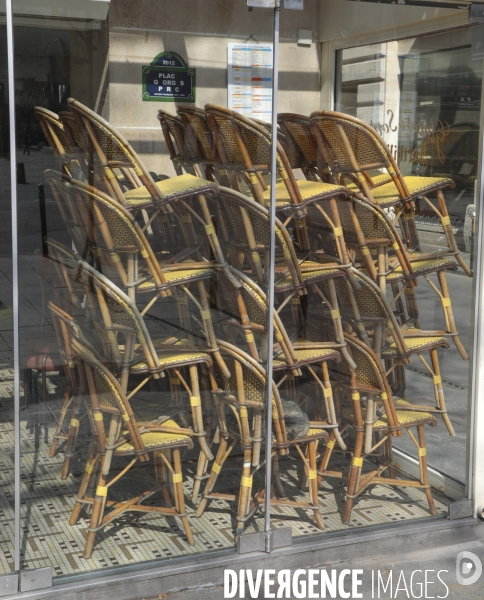 Cafes parisiens fermes,  chaises confinees