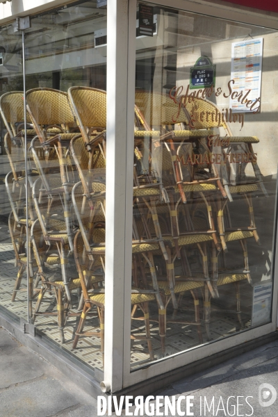 Cafes parisiens fermes,  chaises confinees