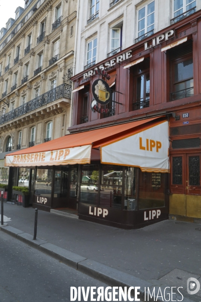 Cafes parisiens fermes,  chaises confinees