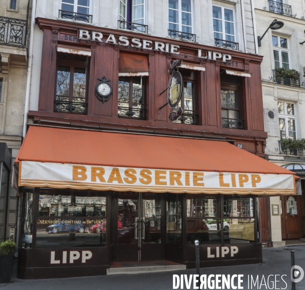 Cafes parisiens fermes,  chaises confinees