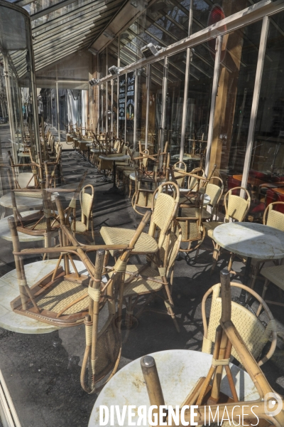 Cafes parisiens fermes,  chaises confinees