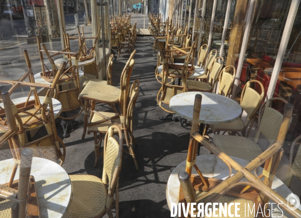 Cafes parisiens fermes,  chaises confinees