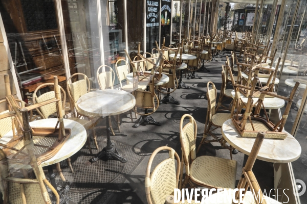 Cafes parisiens fermes,  chaises confinees
