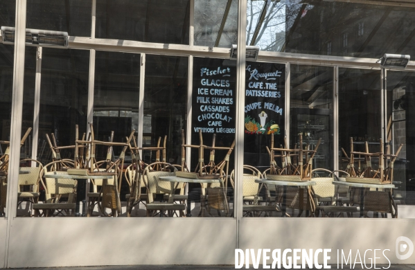 Cafes parisiens fermes,  chaises confinees