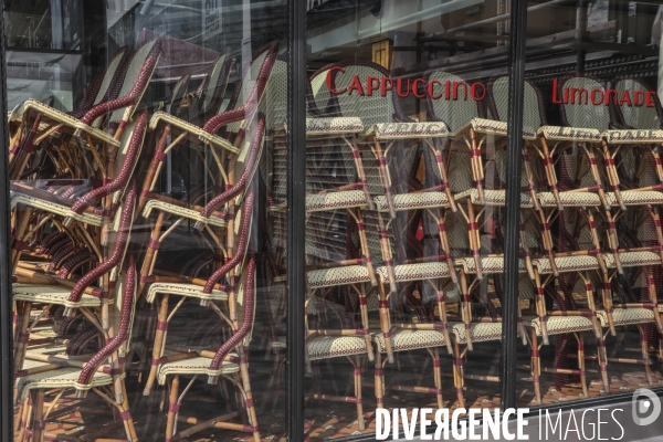 Cafes parisiens fermes,  chaises confinees