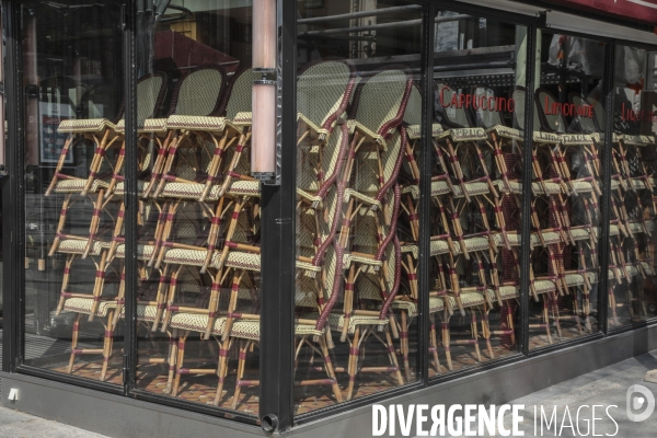 Cafes parisiens fermes,  chaises confinees
