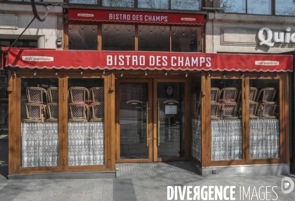 Cafes parisiens fermes,  chaises confinees