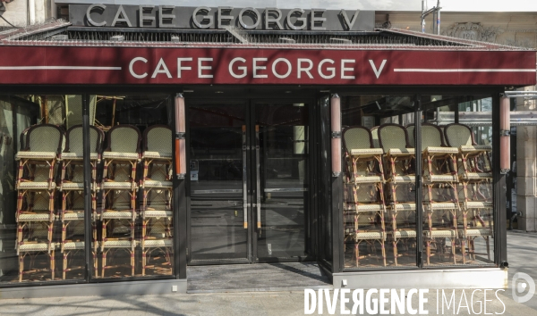 Cafes parisiens fermes,  chaises confinees