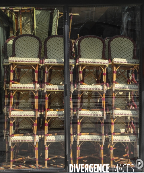 Cafes parisiens fermes,  chaises confinees