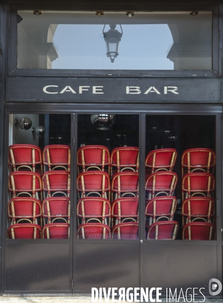 Cafes parisiens fermes,  chaises confinees