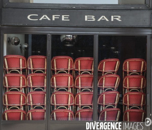 Cafes parisiens fermes,  chaises confinees