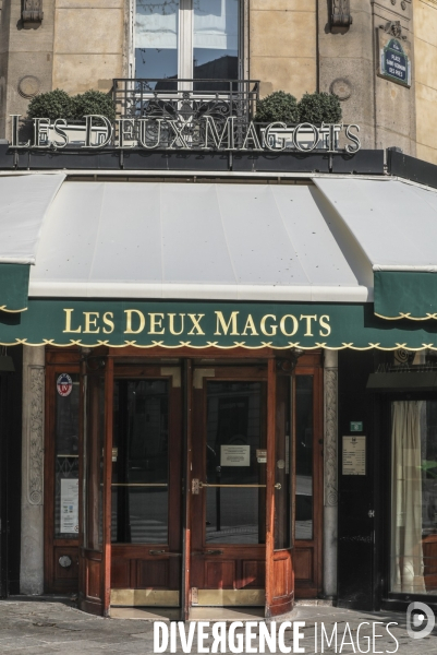 Cafes parisiens fermes,  chaises confinees