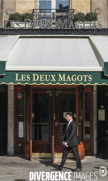 Cafes parisiens fermes,  chaises confinees