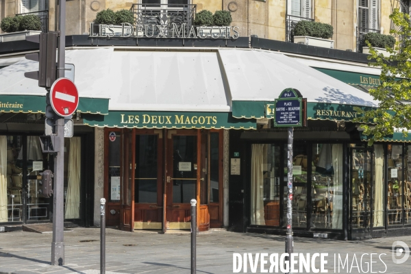 Cafes parisiens fermes,  chaises confinees