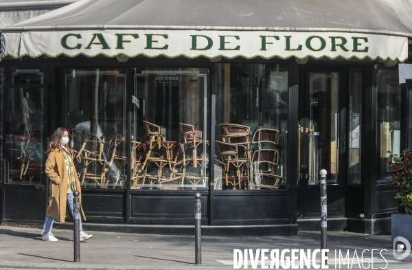 Cafes parisiens fermes,  chaises confinees