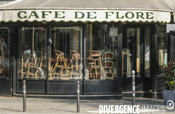 Cafes parisiens fermes,  chaises confinees