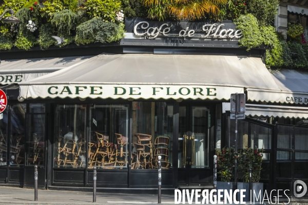 Cafes parisiens fermes,  chaises confinees