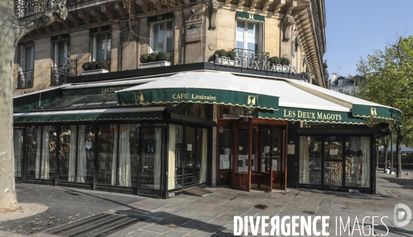 Cafes parisiens fermes,  chaises confinees